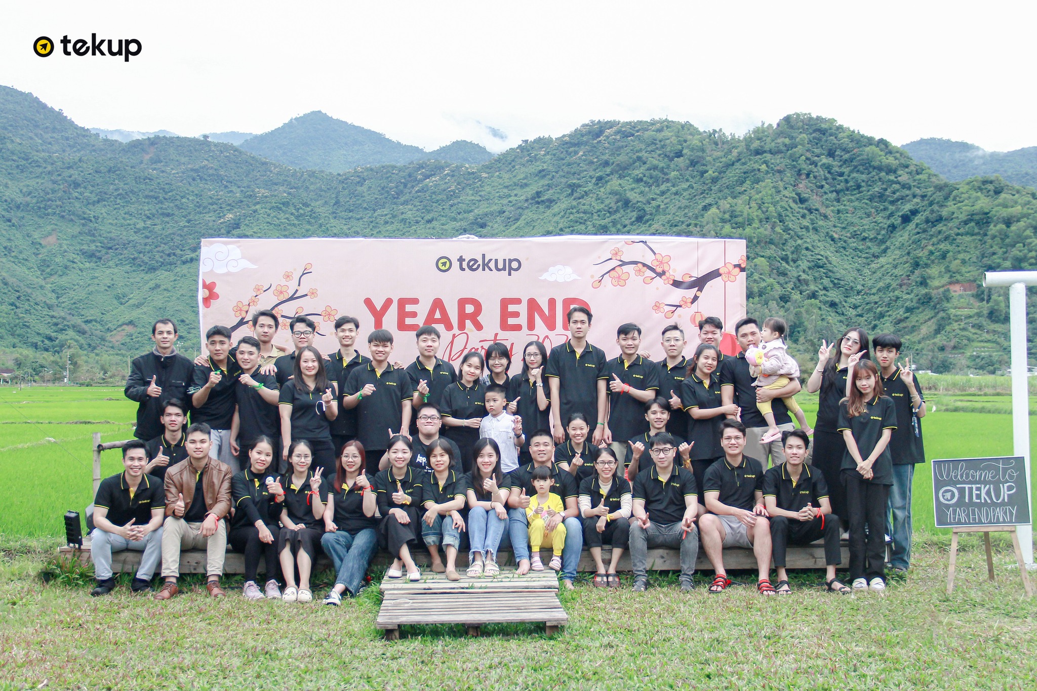 Tekup chụp ảnh kỷ niệm trong tiệc Year End Party 2023