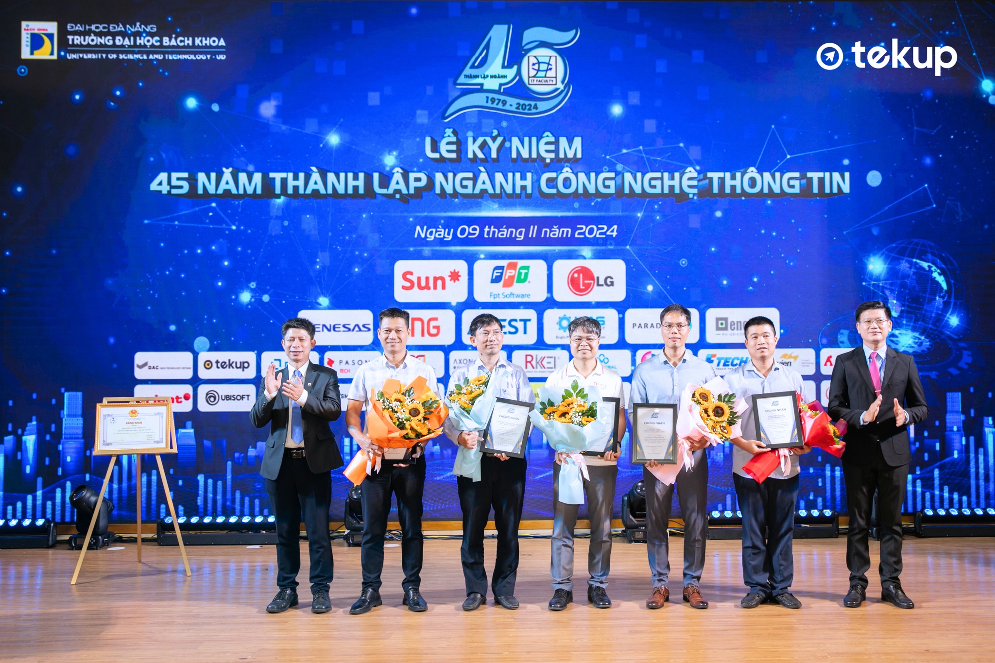 CEO Trần Minh Lân chụp cùng các BLĐ khoa Công nghệ thông tin - Đại học Bách Khoa Đà Nẵng trong lễ kỷ niệm 45 thành lập khoa.